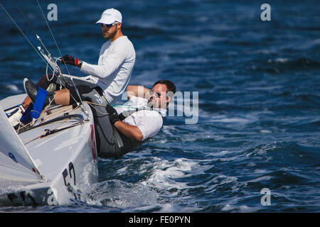 I marinai escursionismo su International Star Class yacht racing durante la Bacardi Cup 2009 Biscayne Bay Florida Foto Stock