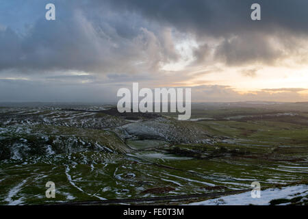 Il Castleton, High Peak ,Derbyshire, Regno Unito. 3 febbraio, 2016. Regno Unito Meteo: Tramonto sul bordo rushup high peak Derbyshire. Nuvole incresing da ovest dopo un secco ma fredda giornata . Credito: Ian Francesco/Alamy Live News Foto Stock