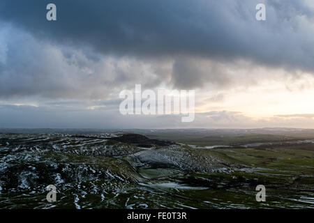 Il Castleton, High Peak ,Derbyshire, Regno Unito. 3 febbraio, 2016. Regno Unito Meteo: Tramonto sul bordo rushup high peak Derbyshire. Nuvole incresing da ovest dopo un secco ma fredda giornata . Credito: Ian Francesco/Alamy Live News Foto Stock