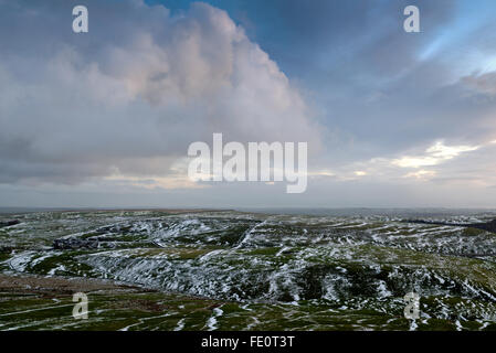 Il Castleton, High Peak ,Derbyshire, Regno Unito. 3 febbraio, 2016. Regno Unito Meteo: Tramonto sul bordo rushup high peak Derbyshire. Nuvole incresing da ovest dopo un secco ma fredda giornata . Credito: Ian Francesco/Alamy Live News Foto Stock