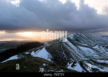 Il Castleton, High Peak ,Derbyshire, Regno Unito. 3 febbraio, 2016. Regno Unito Meteo: Tramonto sul bordo rushup high peak Derbyshire. Nuvole incresing da ovest dopo un secco ma fredda giornata . Credito: Ian Francesco/Alamy Live News Foto Stock