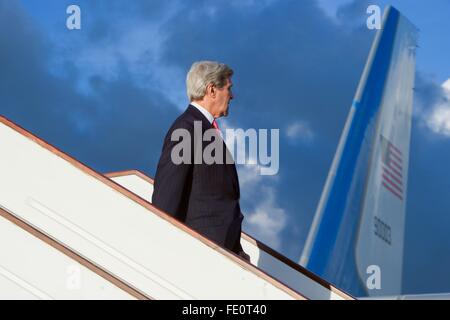 Londra, Regno Unito. 3 febbraio, 2016. U.S il Segretario di Stato John Kerry deplanes nel tardo pomeriggio di sole dopo che arrivano all'Aeroporto di Stansted di Londra a partecipare a una Siria conferenza donatori ospitato dal Segretario degli esteri britannico Philip Hammond Febbraio 3, 2016 in Stansted Mountfitchet, U.K. Foto Stock