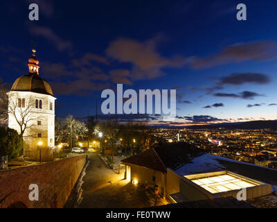 Graz city night vista superiore con edifici illuminati (Austria). Foto Stock