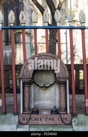 Il primo Metropolita Fontana potabile, eretto a Holborn nel 1859. Nella parete di San Sepolcro-senza-Newgate sagrato.. Foto Stock