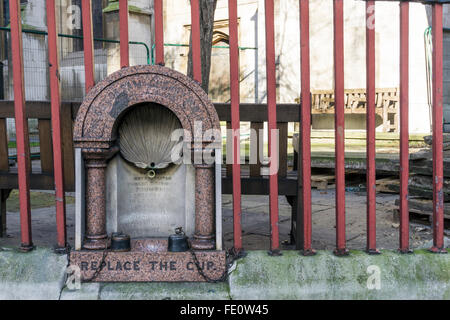 Il primo Metropolita Fontana potabile, eretto a Holborn nel 1859. Nella parete di San Sepolcro-senza-Newgate sagrato.. Foto Stock