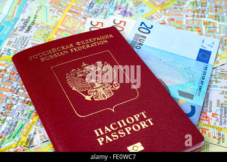 Passaporto russo e le banconote in euro sullo sfondo della mappa Foto Stock