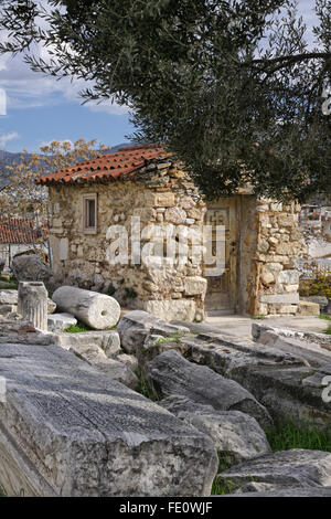 Piccola capanna di pietra vicino il Teatro di Dioniso Eleuthereus nell'area dell'Acropoli di Atene. Foto Stock
