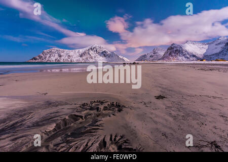 Aurora su Skagsanden beach, modelli naturali, Lofoten, Norvegia Foto Stock