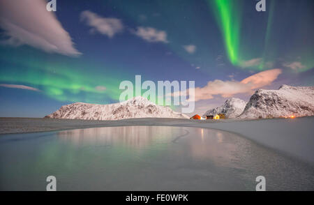 Aurora su Skagsanden beach, Lofoten, Norvegia Foto Stock