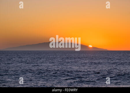 Tramonto su isola di El Hierro, visto dalla Valle Gran Rey, La Gomera, isole Canarie, Spagna Foto Stock