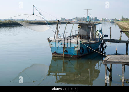 Vecchia barca da pesca lungo la laguna del Delta del Po. Regione Emilia Romagna, Italia Foto Stock