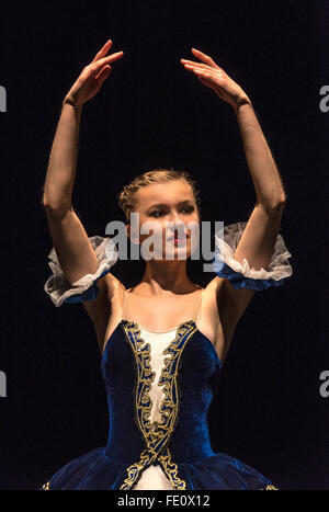 Ballerina emily effettuando al mumford theatre, cambridge Foto Stock