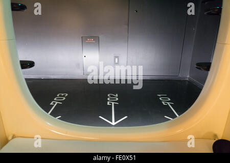 Vista dall'interno di una unità in una capsula hotel Foto Stock