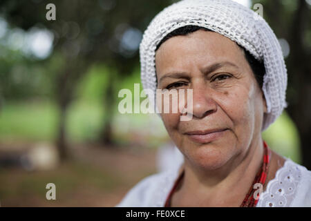 Una donna afro-brasiliana in costume tradizionale di onorare la pre-Carnaval giorno di Yemanja Febbraio 2, 2016 a Brasilia, Brasile. Il festival onora il folclore locale e la dea del mare. Foto Stock