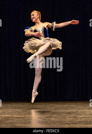 Ballerina emily effettuando al mumford theatre, cambridge Foto Stock