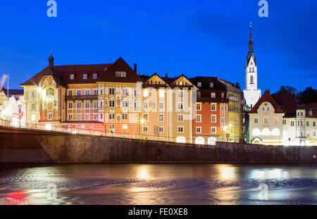 Centro storico al tramonto, Marienstift, chiesa parrocchiale di Santa Maria Assunta, Isar, Bad Tölz, Alta Baviera, Baviera Foto Stock