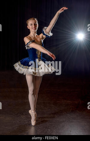 Ballerina emily effettuando al mumford theatre, cambridge Foto Stock