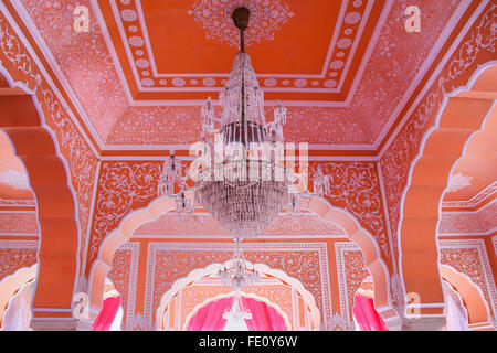 Lampadario Al Diwan-i-Khas - Sala di udienza privata nella città di Jaipur Palace, Rajasthan, India. Il palazzo è stato sede del Mahara Foto Stock