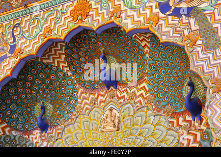 Chiusura del Peacock Gate in Pitam Niwas Chowk, Jaipur City Palace, Rajasthan, India. Il palazzo è stato sede del Maharaja di Jaip Foto Stock