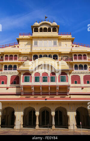 Chandra Mahal visto da Pitam Niwas Chowk, Jaipur City Palace, Rajasthan, India. Il palazzo è stato sede del Maharaja di Jaipur, Foto Stock