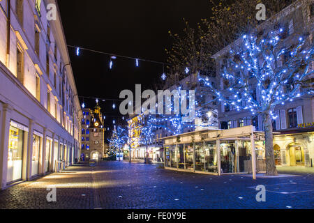 Ginevra, Svizzera - 13 dicembre 2014: Il Molard square di notte illuminata da decorazioni di Natale, nel centro di Ginevra. Foto Stock