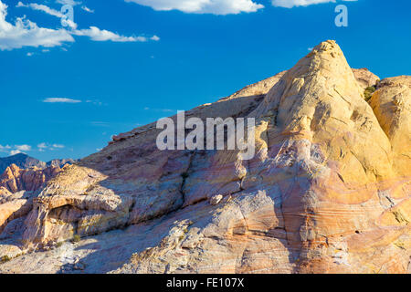 Cupole bianche contro il profondo blu del cielo della Valle di Fire State Park, Nevada Foto Stock