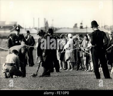 1978 - L'esercito chiamato a detenuti in omicidio a caccia di indizi: l'esercito è stato chiamato in questo pomeriggio per aiutare nella ricerca di indizi in riprese di tre poliziotti in strada Braybrook ieri. La foto mostra i membri della bomba Smaltimento unità guardato dalla polizia a iniziare a lavorare con i rivelatori di mine in comune dai Braybrock San Shepherd's Bush per indizi dell'omicidio di tre poliziotti che sono stati girati giù ieri. © Keystone Pictures USA/ZUMAPRESS.com/Alamy Live News Foto Stock