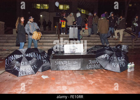 New York, Stati Uniti d'America. 02Feb, 2016. Anti-polizia brutalità attivisti rallly presso il Dipartimento di Giustizia Building a New York con il digital signage di vittime inermi di NYPD. Credito: M. Stan Reaves/Alamy Live News Foto Stock