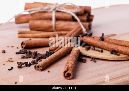 La cannella spice mazzetto su un supporto in legno Foto Stock