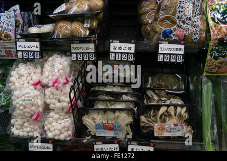 Funghi per la vendita su un mercato locale in Giappone Foto Stock