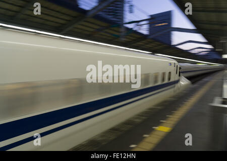Il treno superveloce Shinkansen sfocatura in Giappone Foto Stock
