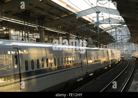 Il treno superveloce Shinkansen nella stazione di Kyoto in Giappone Foto Stock