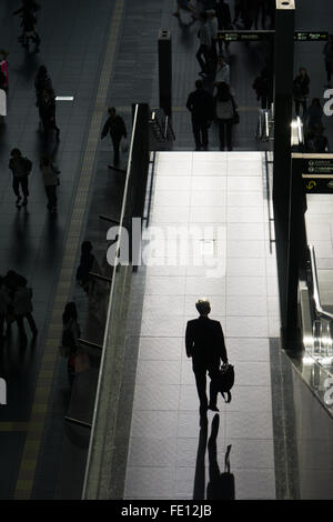 Persona non identificata nella stazione di Kyoto in Giappone Foto Stock