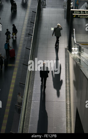 Persona non identificata nella stazione di Kyoto in Giappone Foto Stock