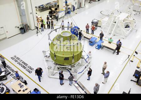 Cape Canaveral, in Florida, Stati Uniti d'America. 02Feb, 2016. La Orion multifunzione modulo di equipaggio del recipiente a pressione di progetto di capsula EM-1 è sollevata dalla gru all'interno dell'Neil Armstrong Operazioni e acquista la costruzione presso il Kennedy Space Center Febbraio 2, 2016 a Cape Canaveral, in Florida. Il veicolo spaziale Orion lancerà in cima NASA Space sistema di lancio razzo su EM-1, un equipaggio di volo di prova nel 2018. Foto Stock