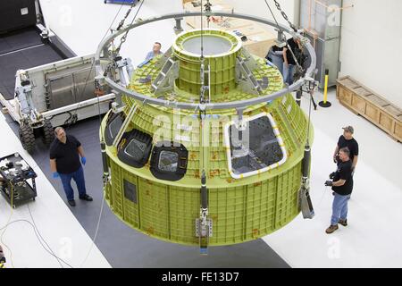 Cape Canaveral, in Florida, Stati Uniti d'America. 02Feb, 2016. La Orion multifunzione modulo di equipaggio del recipiente a pressione di progetto di capsula EM-1 è sollevata dalla gru all'interno dell'Neil Armstrong Operazioni e acquista la costruzione presso il Kennedy Space Center Febbraio 2, 2016 a Cape Canaveral, in Florida. Il veicolo spaziale Orion lancerà in cima NASA Space sistema di lancio razzo su EM-1, un equipaggio di volo di prova nel 2018. Foto Stock