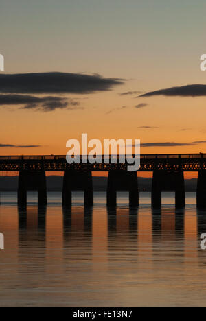 Tay Rail Bridge al tramonto, Scozia Foto Stock