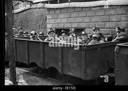 I minatori del carbone auto prepararsi per andare a lavorare in miniera di carbone. Circa 1935. Foto Stock