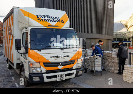 Evening Standard furgone per consegne al di fuori della stazione Kings Cross, London Inghilterra England Regno Unito Regno Unito Foto Stock