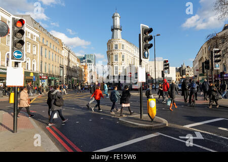 York Way, Pentonville Road, Gray's Inn Road e Euston Road giunzione con l'edificio del faro in background, London REGNO UNITO Foto Stock