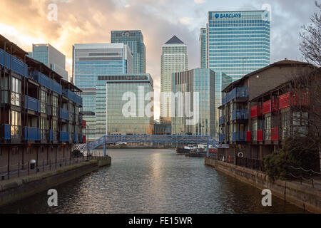 Blackwall bacino con grattacieli e edifici residenziali a Canary Wharf, Londra England Regno Unito Regno Unito Foto Stock