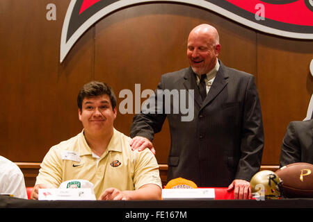 Tampa, Florida, Stati Uniti d'America. 3 febbraio, 2016. Sarà VRAGOVIC | Orari.Impianti di alta scuola di Felipe Fernandez ascolta come Head Coach Robert Weiner lo introduce durante la firma nazionale giorno evento in uno Buc luogo mercoledì, Febbraio 3, 2016. © sarà Vragovic/Tampa Bay volte/ZUMA filo/Alamy Live News Foto Stock