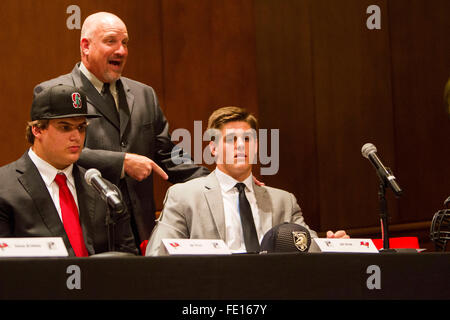 Tampa, Florida, Stati Uniti d'America. 3 febbraio, 2016. Sarà VRAGOVIC | Orari.Impianto High School head coach Robert Weiner introduce Joe Ryan durante la firma nazionale giorno evento in uno Buc luogo mercoledì, Febbraio 3, 2016. © sarà Vragovic/Tampa Bay volte/ZUMA filo/Alamy Live News Foto Stock