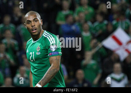 08 ott 2015 - Euro 2016 Qualifier - Gruppo F - Irlanda del Nord 3 Grecia 1. Josh Magennis in azione per l' Irlanda del Nord. Foto Stock