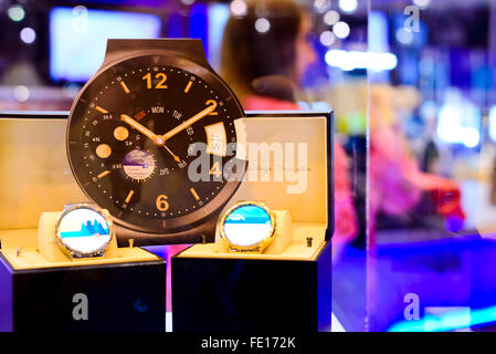 Madrid, Spagna il 3° febbraio 2016. Close up Huawei orologio elettronico  nel caso di visualizzazione. L'elettronica cinese gruppo, Huawei e la  spagnola guarda gruppo, Grupo Ayserco, lanciato il Huawei stile classico  electronics