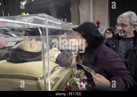 Roma, Italia. 3 febbraio, 2016. Le spoglie di Padre Pio da Pietrelcina sono portati in San Lorenzo Fuori le mura per venerazione durante il Giubileo della misericordia. Le reliquie del Santo nella Basilica, morto nel 1968, rimarrà fino al 5 febbraio quando verrà portato in processione fino a Piazza San Pietro e poi nella Basilica di San Pietro, dove il Santo Padre riceverà in udienza a gruppi di preghiera di Padre Pio. © Danilo Balducci/ZUMA filo/Alamy Live News Foto Stock