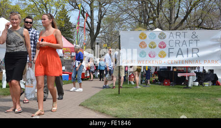 Olanda, MI - 3 maggio: Patroni godetevi il Tulip Time Festival Arte Fiera in Olanda, MI Maggio 3, 2015. Foto Stock