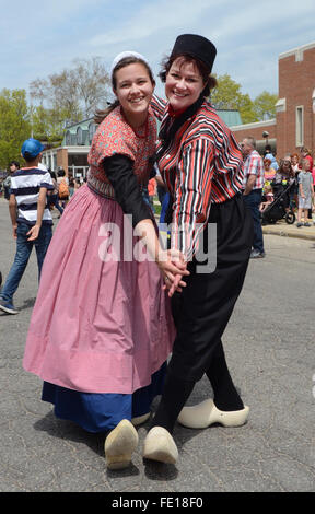 Olanda, MI - 3 maggio: Tulip Time Festival ballerini pongono dopo aver eseguito la madre-figlia dance in Olanda, MI Maggio 3, 2015. Foto Stock