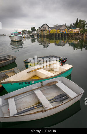 Bernard, Maine: i gommoni e barche di aragosta su una tranquilla mattina nuvoloso Foto Stock