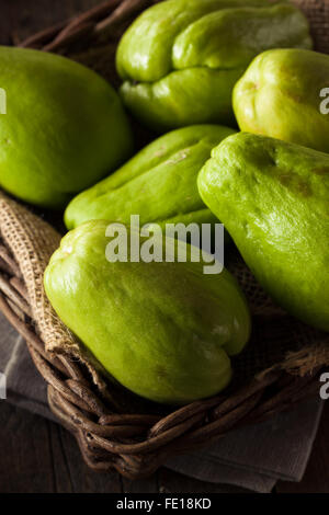 Materie verde Chayote organico pronto a mangiare Foto Stock